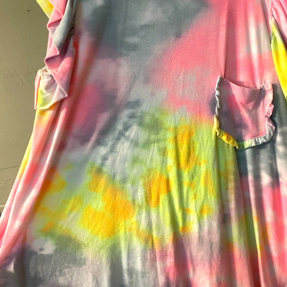 Tie dye sleeveless size 2x fits like large